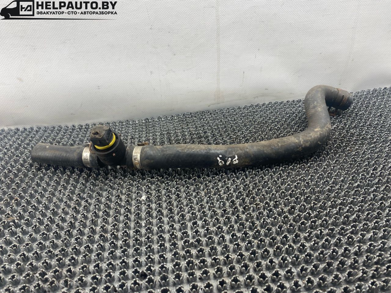 патрубок отопителя (печки) Pontiac Sunfire 1 поколение 1999, 2.2 л., бензин, АКПП, черный, передний привод - фото №1