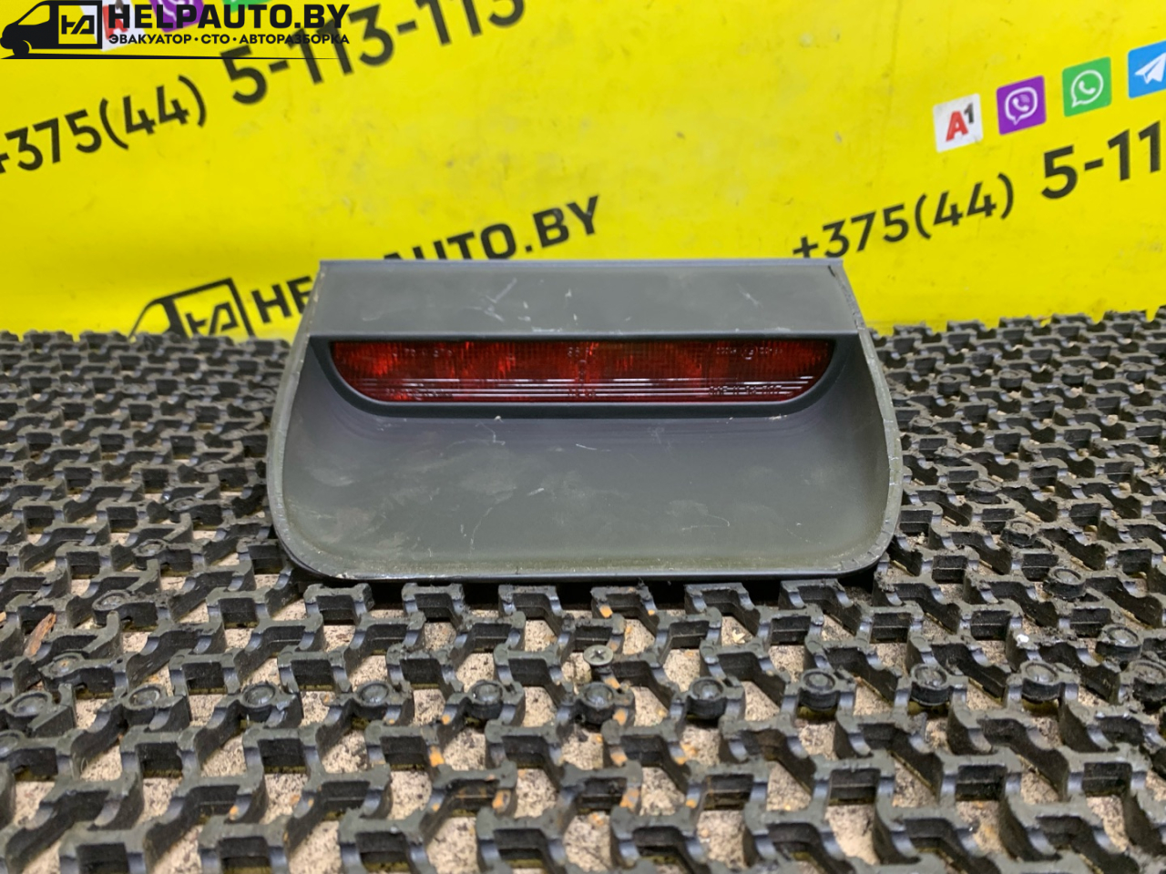 дополнительный стоп-сигнал Mitsubishi Carisma 1 поколение (1995 - 1999), 1.8 л., 4G93 (GDI), бензин, МКПП, серебро, хетчбэк 5 дв., передний привод - фото №1