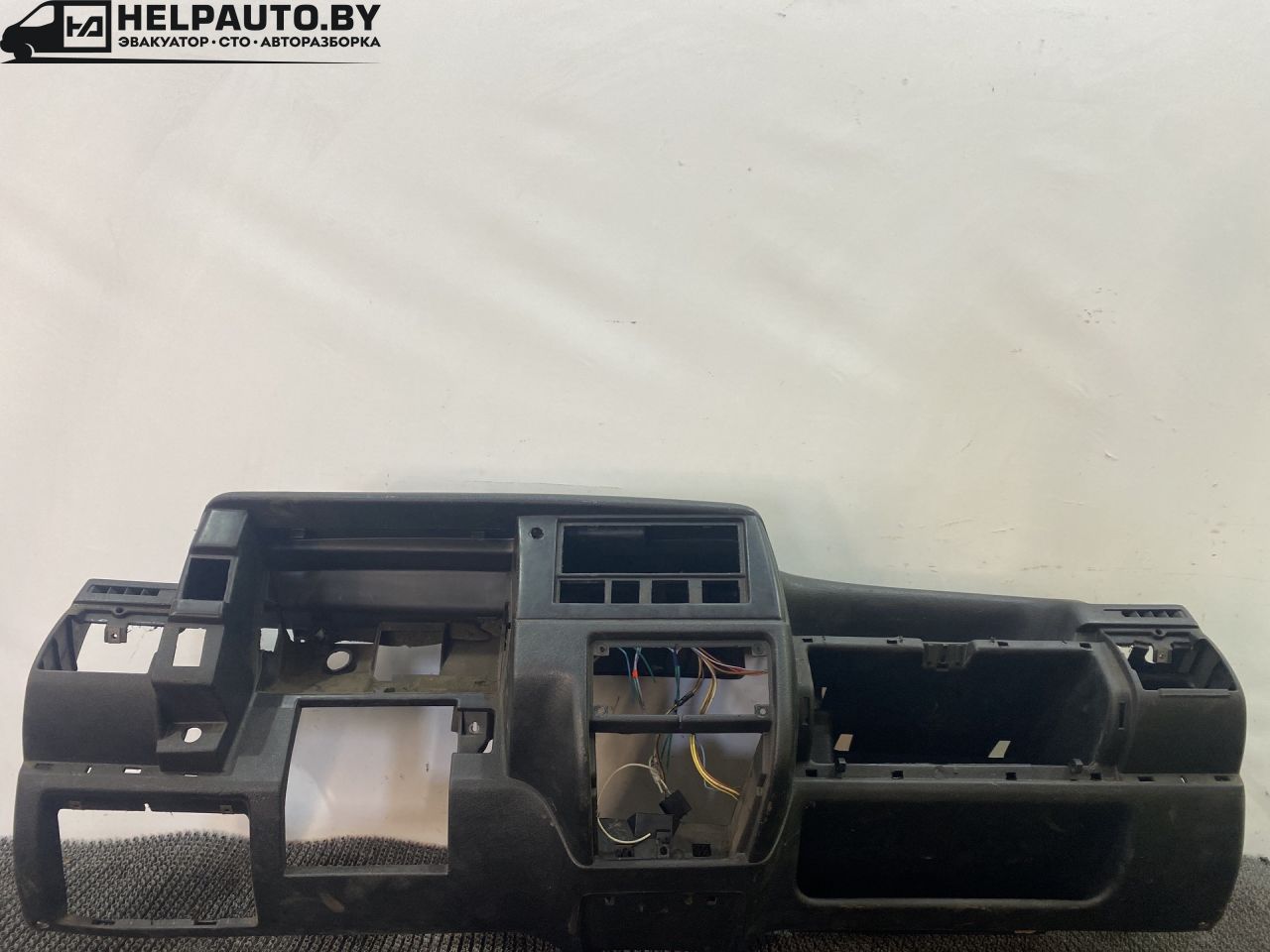 панель передняя салона (торпедо) Volkswagen Polo 2 поколение 1990, 1.3 л., бензин, МКПП, синий, хетчбэк 3 дв., передний привод - фото №1