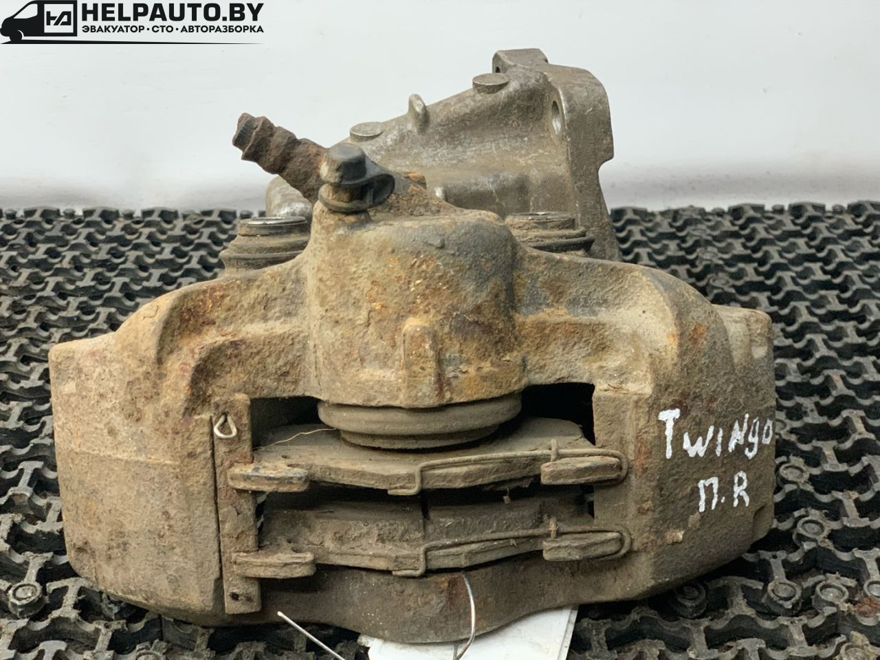 суппорт передний правый Renault Twingo 1 поколение 1996, 1.2 л., C3G 700, бензин, МКПП, желтый, хетчбэк 3 дв., передний привод - фото №1