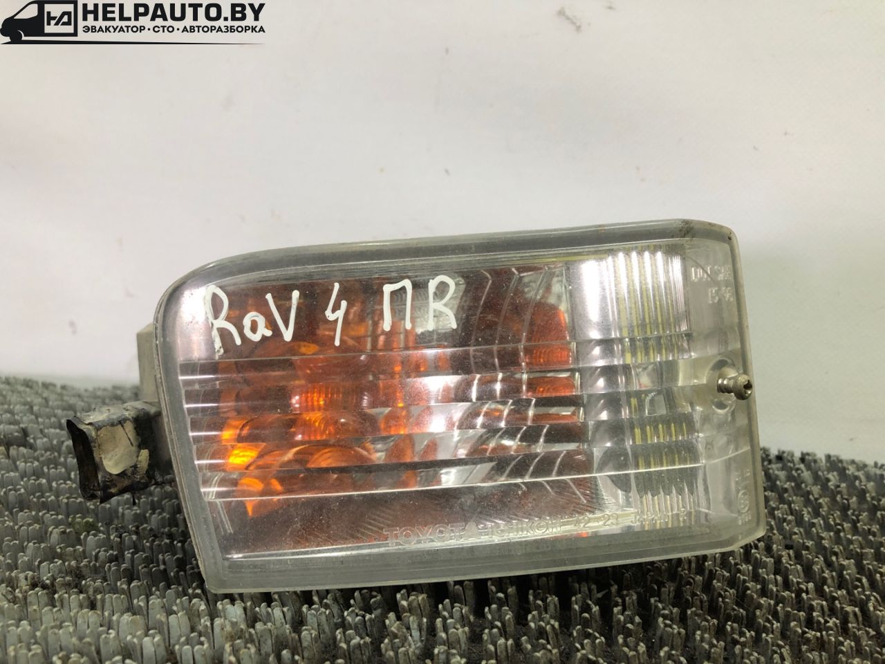 поворотник правый Toyota RAV4 2 поколение (XA20) 2002, 2.0 л., дизель, МКПП, серебристый, седан - фото №1