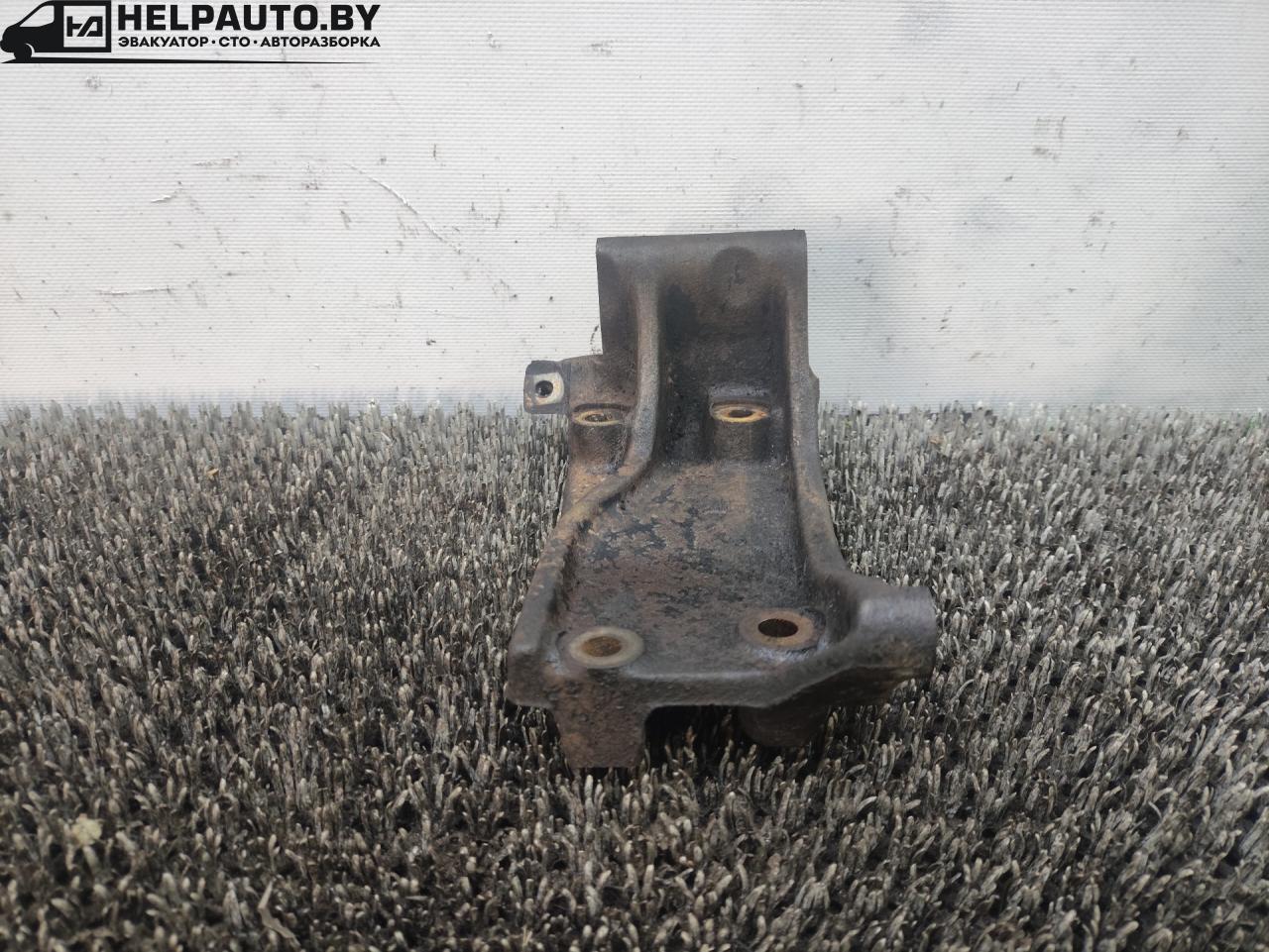 кронштейн двигателя Opel Astra F 1994, 1.7 л., дизель, 5МКПП, зелёный, хетчбэк 5 дв., передний привод - фото №1