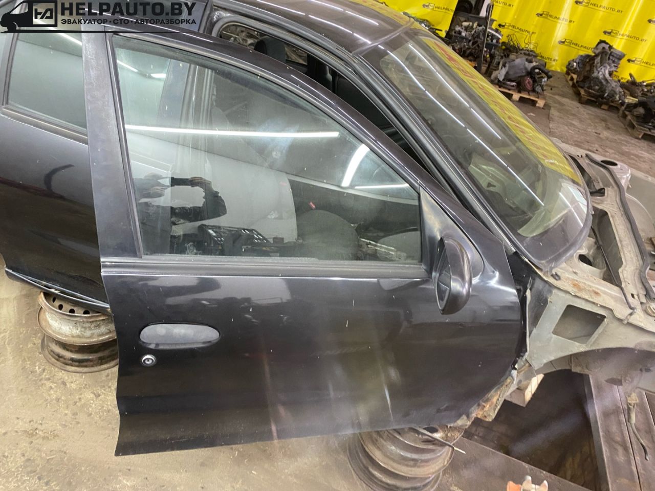 стекло двери передней правой Pontiac Sunfire 1 поколение 1999, 2.2 л., бензин, АКПП, черный, передний привод - фото №1