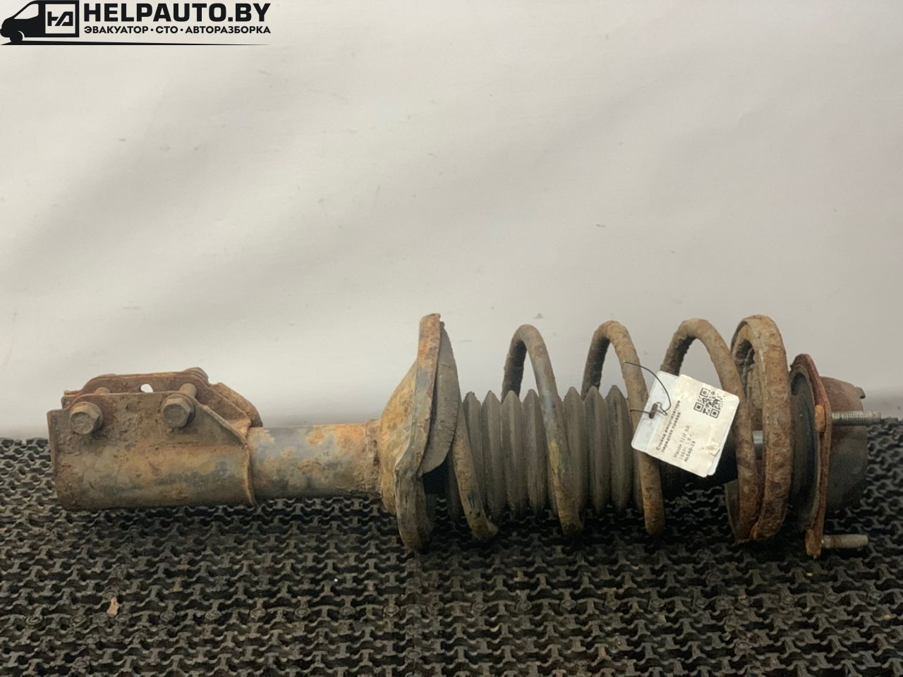 стойка передняя правая Mazda 323F BA 1997, 1.8 л., бензин, МКПП, хетчбэк 5 дв., передний привод - фото №1