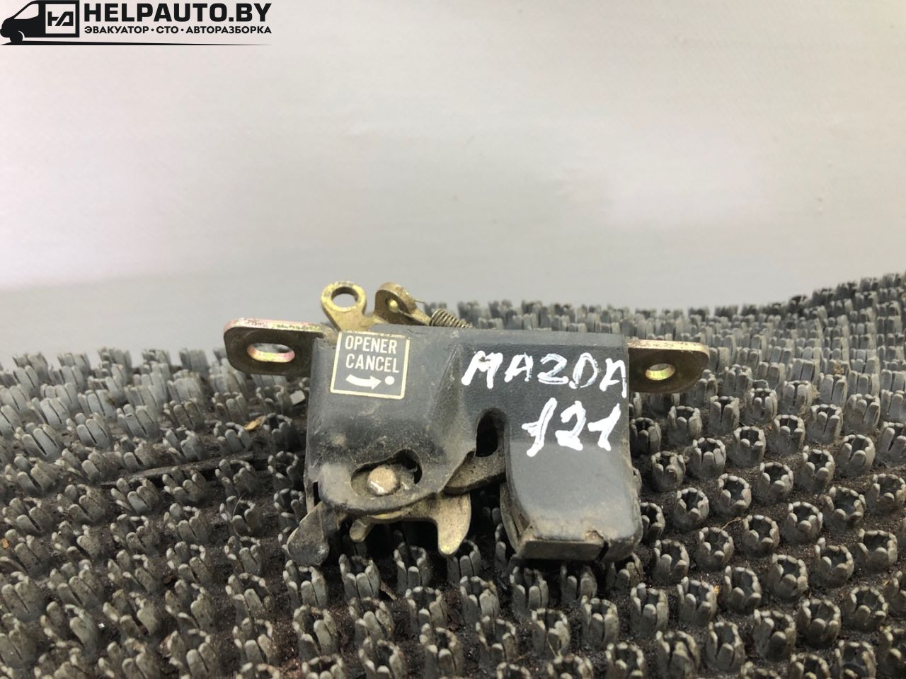 замок багажника Mazda 121 2 поколение 1995, 1.3 л., бензин, МКПП, синий, седан - фото №1