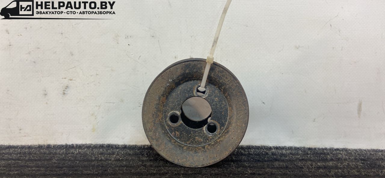 шкив помпы Audi A4 B5 1999, 1.8 л., бензин, АКПП, черный, универсал, передний привод - фото №1