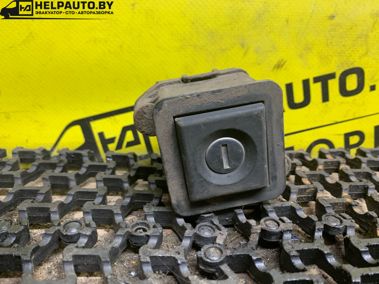 кнопка открытия багажника Volkswagen Passat B3 1993, 1.9 л., AAZ, дизель, 5МКПП, черный, универсал, передний привод - фото №1