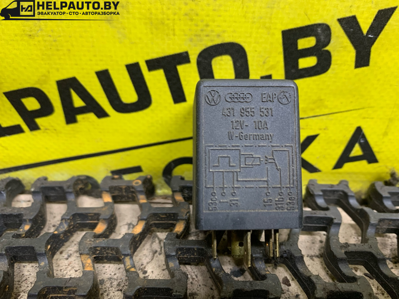 реле стеклоочистителей Audi 100 С3 1986, 1.8 л., бензин, МКПП, белый, универсал, передний привод - фото №1