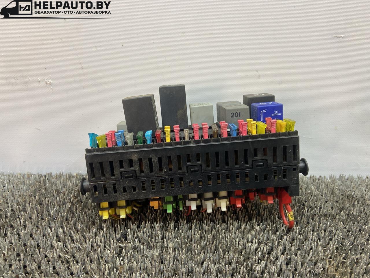 блок предохранителей Volkswagen Passat B3 1991, 1.8 л., бензин, МКПП, белый, седан, передний привод - фото №1