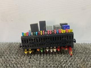 блок предохранителей Volkswagen Passat B3 1991, 1.8 л., бензин, МКПП, белый, седан, передний привод