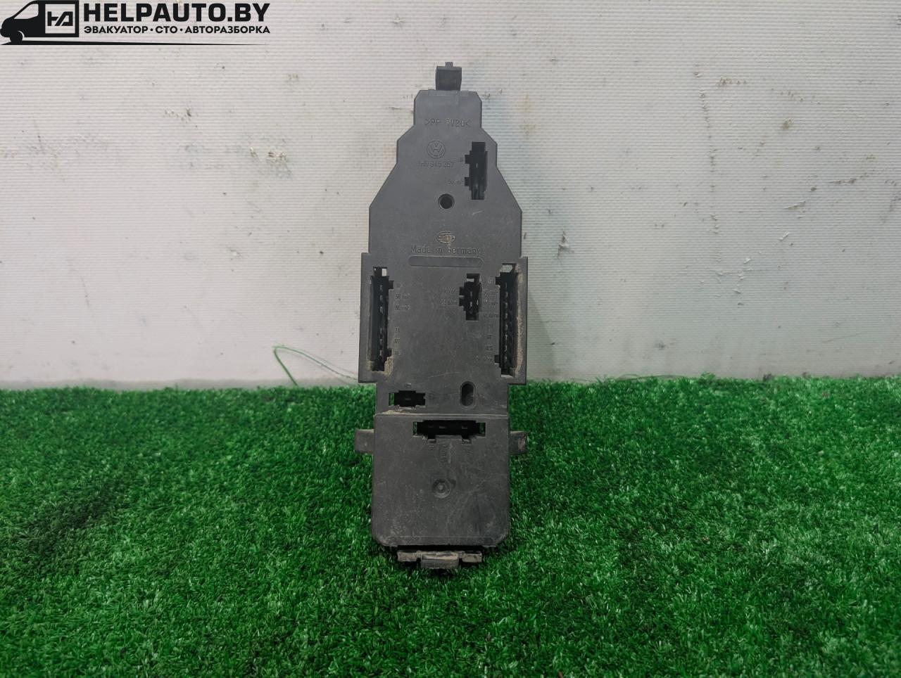 панель заднего фонаря Volkswagen Golf 3 поколение 1995, 1.9 л., AEY, дизель, МКПП, белый, универсал, передний привод - фото №1