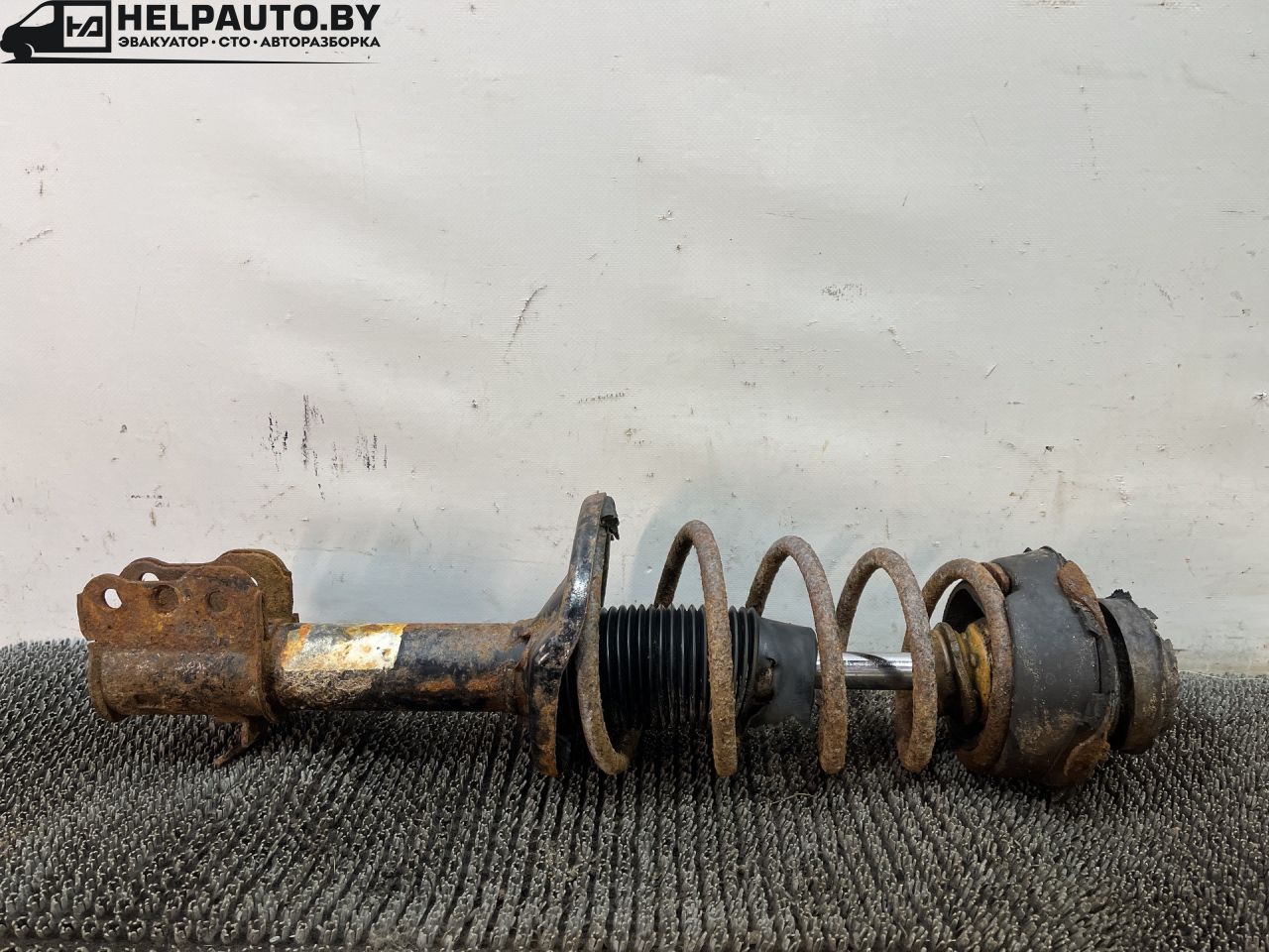 стойка задняя Mazda 626 GF 1997, 2.0 л., дизель, МКПП, зелёный, хетчбэк 5 дв., передний привод - фото №1