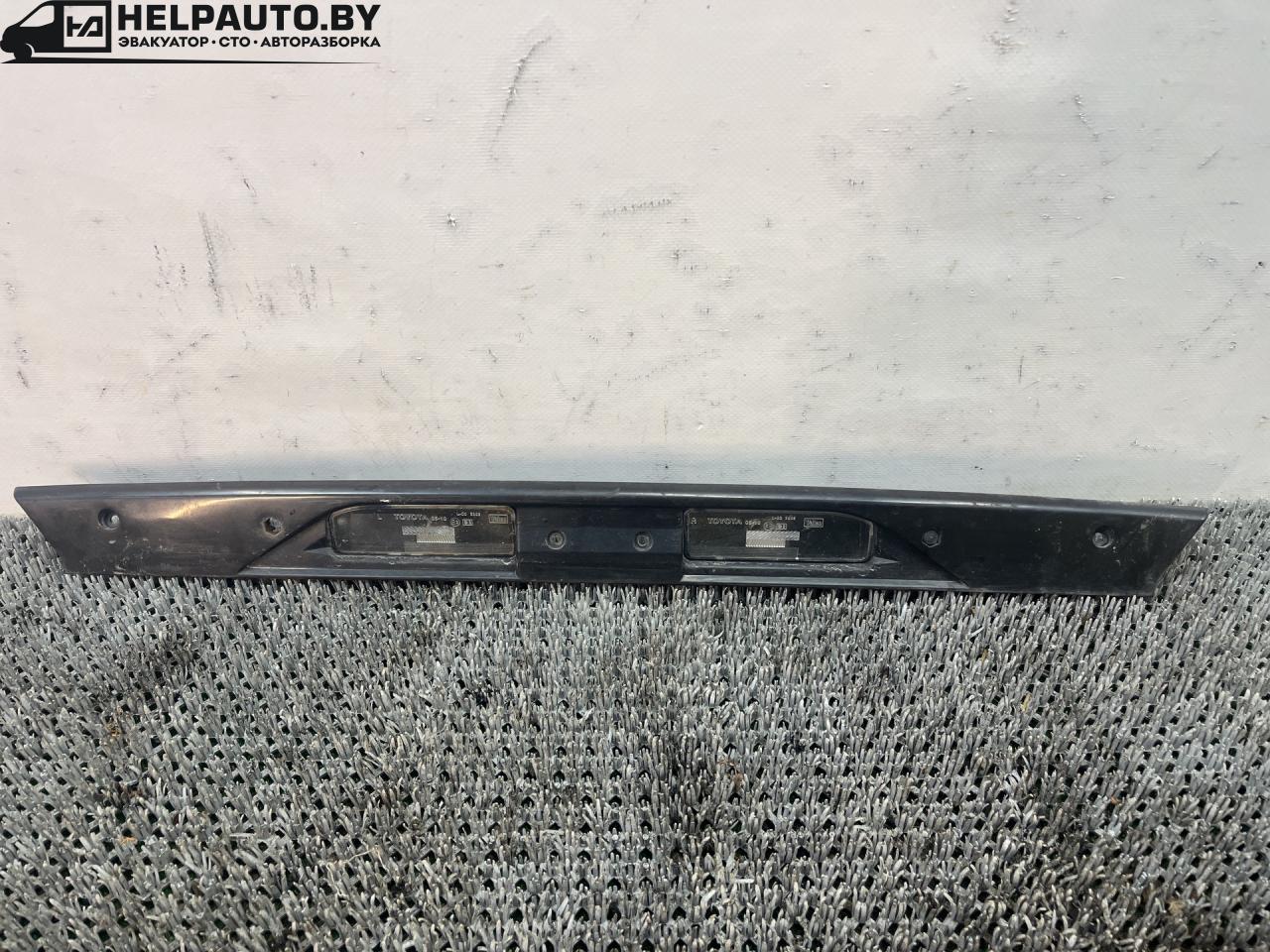 накладка двери (крышки) багажника Toyota Carina E 1 поколение T190 1995, 1.6 л., 4A-FE, бензин, МКПП, зелёный, хетчбэк 5 дв., передний привод, L-003008 - фото №1