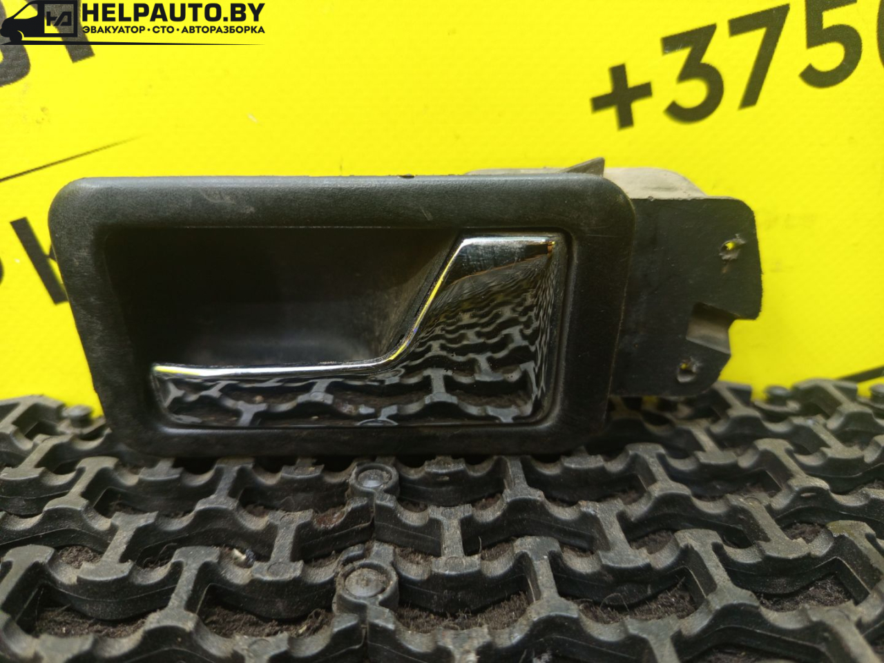 ручка внутренняя передняя правая Audi 80 B3 1988, 1.6 л., дизель, МКПП, седан, передний привод - фото №1