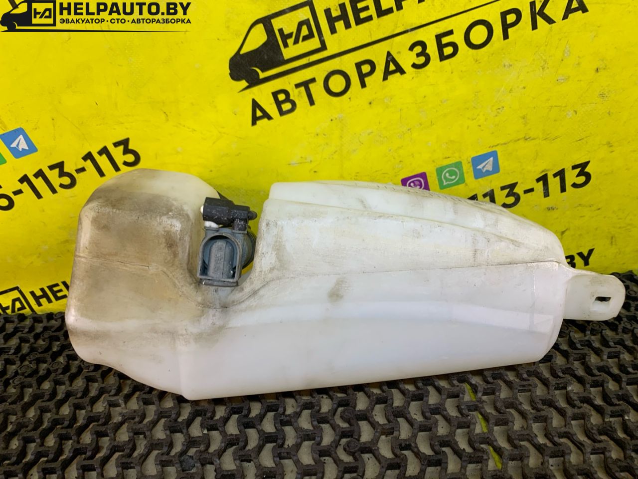 бачок омывателя Dacia Sandero 1 поколение 2008, 1.4 л., K7J 714, бензин, МКПП, серый, хетчбэк 5 дв., передний привод - фото №1