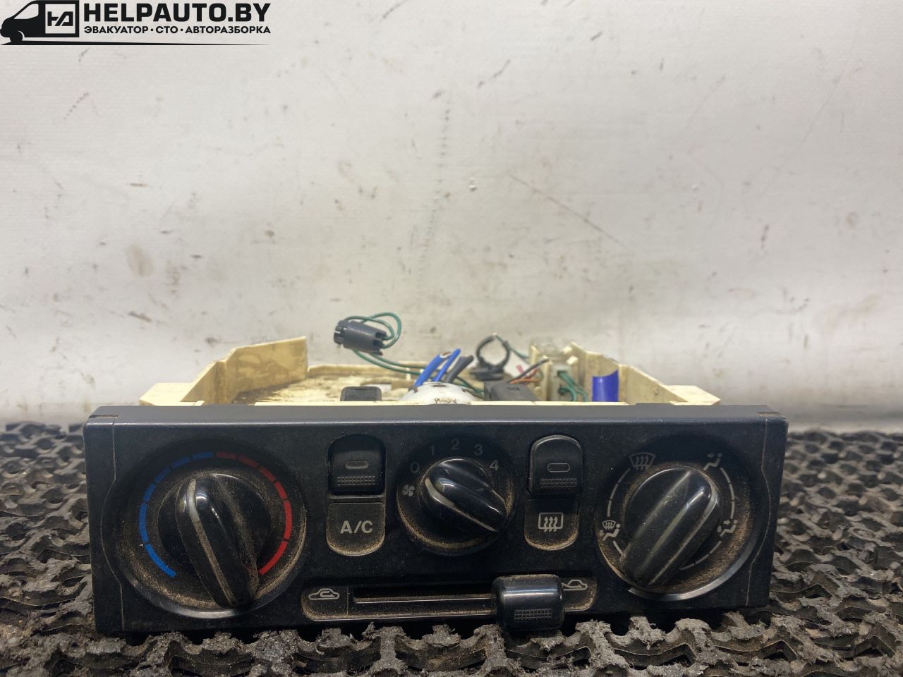 блок управления печки / климат-контроля Mazda 626 GF 1997, 2.0 л., дизель, МКПП, зелёный, хетчбэк 5 дв., передний привод - фото №1