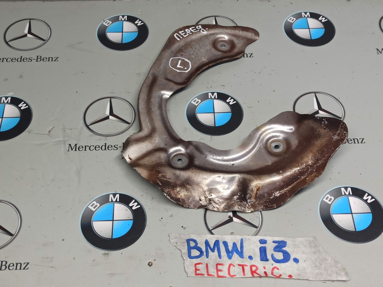 защитный кожух тормозного механизма BMW i3 L01 2015, 6799327 - фото №1