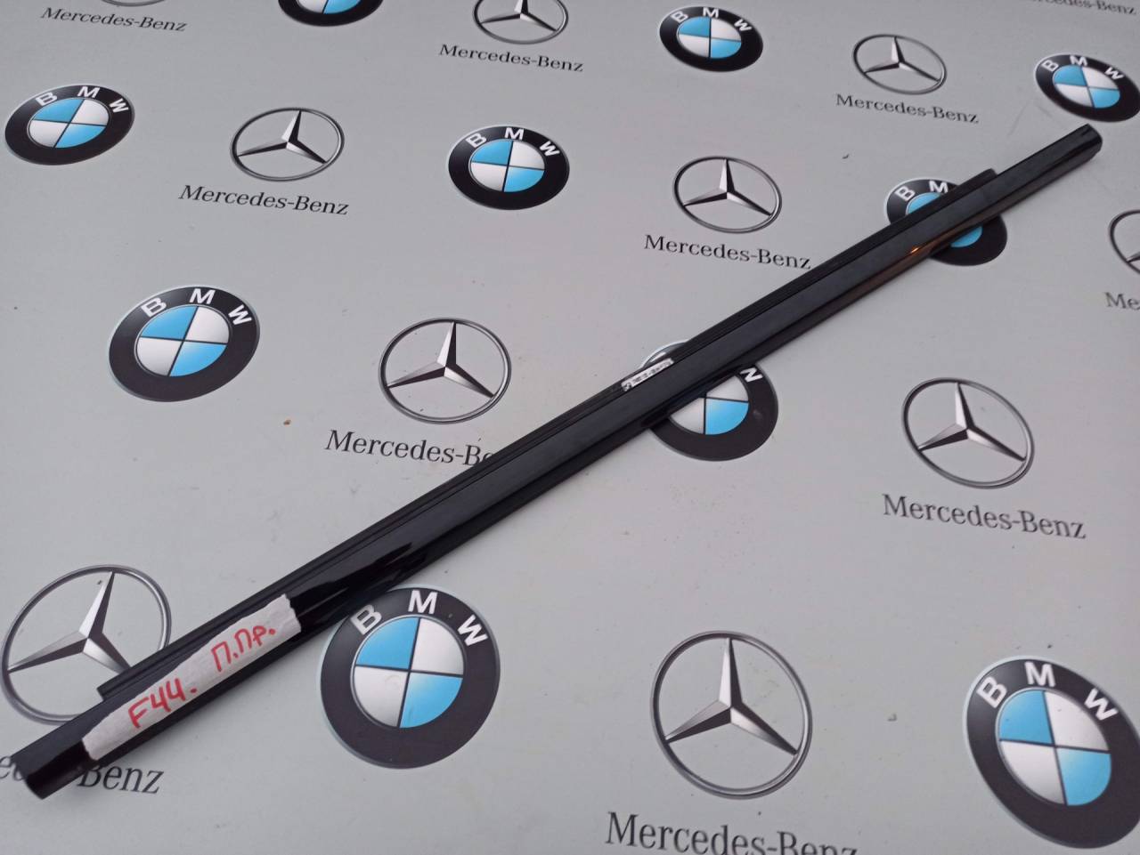 молдинг двери передней правой BMW 2 серия F44 2020, 2.0 л., бензин, хетчбэк 5 дв., полный привод, 7483132 - фото №1