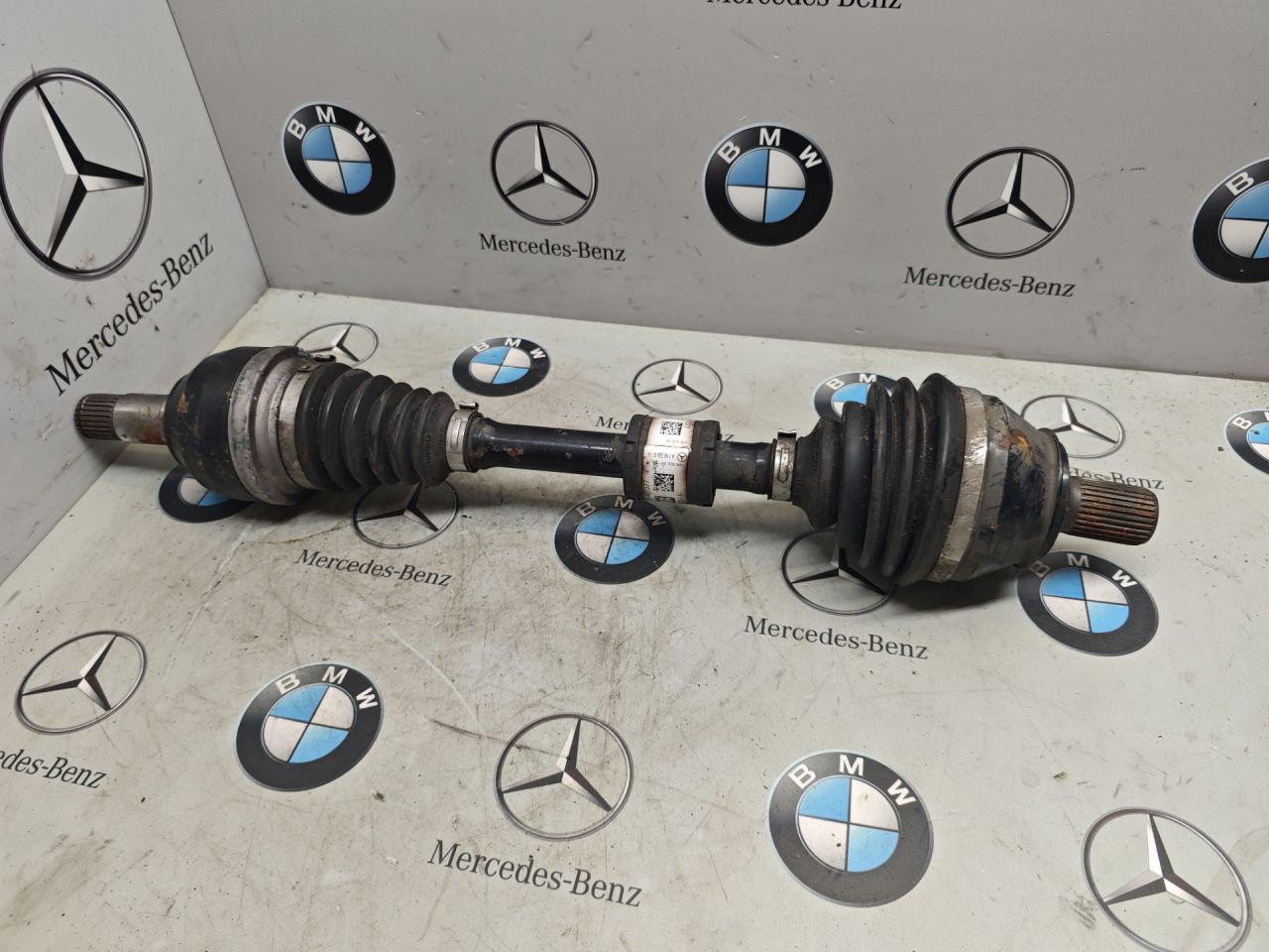 полуось передняя левая (приводной вал, ШРУС) Mercedes-Benz GLB-Класс 1 поколение 2022, бензин, задний привод, A1183306100 - фото №1