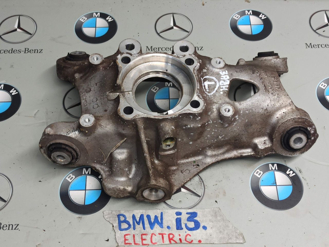 кулак задний левый BMW i3 L01 2015, 6852163 - фото №1