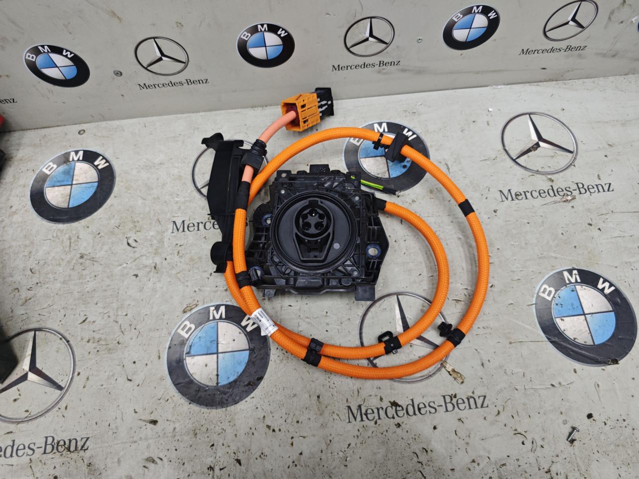 порт зарядный BMW XM G09 2023, 4.4 л., бензин, c5y, полный привод, 5A66035, 5A35962 - фото №1