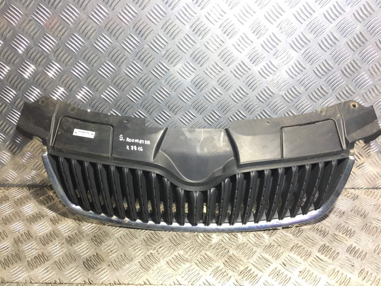 решетка радиатора Skoda Roomster 1 поколение 2006, 1.4 л., BXW, бензин, 5МКПП, capuccino beige / lf8h, минивэн, передний привод, правый руль, 5J0853124, 5J0853668A - фото №1