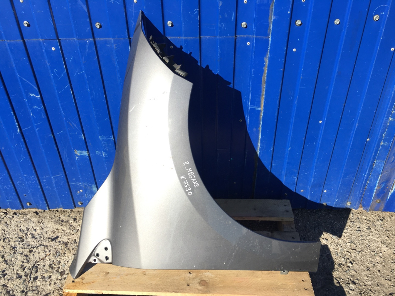 крыло переднее правое Renault Megane 3 поколение 2008, 1.6 л., K4M 848, бензин, 5МКПП, gris cassiopee / tekng, хетчбэк 5 дв., передний привод, правый руль - фото №1