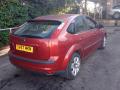 спойлер Ford Focus 2 поколение 2007, 1.6 л., i, FYDA, бензин, 5МКПП, красный, хетчбэк 5 дв., передний привод, правый руль, 4M51A44210 - фото №4