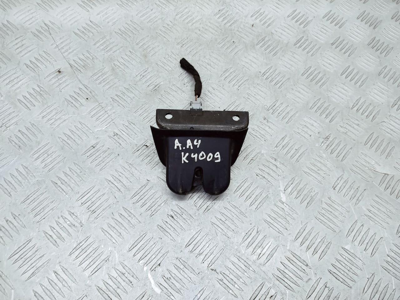 замок багажника Audi A4 B6 2004, 2.5 л., TDi, BDH, дизель, 6МКПП, akoyasilber / ly7h, универсал, полный привод, правый руль, 8E9827520 - фото №1