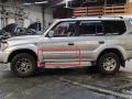 молдинг двери передней левой Toyota Land Cruiser Prado 2 поколение J90 1998, 3.0 л., TD, 1KZ-TE, дизель, АКПП, silver / k73, внедорожник 5 дв., полный привод, правый руль, 75072-60010 - фото №3