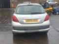 накладка двери (крышки) багажника Peugeot 207 1 поколение 2009, 1.4 л., HDi, 8HZ (DV4TD), дизель, 5МКПП, серебро, хетчбэк 5 дв., передний привод, правый руль, 9650751477A - фото №4