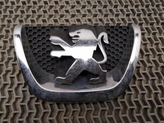 эмблема Peugeot 207 1 поколение 2007, 1.6 л., HDi, 9HZ (DV6TED4), дизель, 5МКПП, красный, хетчбэк 5 дв., передний привод, правый руль, 49670480