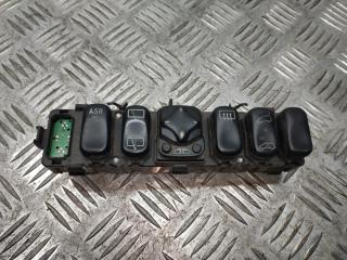 кнопка (выключатель) Mercedes-Benz A-Класс W168/V168 [рестайлинг] W168 2002, 1.7 л., CDi, OM 668.942, дизель, 5МКПП, белый, хетчбэк 5 дв., передний привод, правый руль, 1688203710, 1688203910