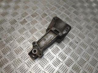 кронштейн двигателя Mercedes-Benz Sprinter 1 поколение (W901-905) [рестайлинг] W903 2001, 2.1 л., CDi, OM 611.981, дизель, 5МКПП, arktikweiss / 9147, микроавтобус, задний привод, правый руль, A6112230404, A6012233604