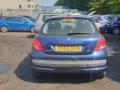 накладка двери (крышки) багажника Peugeot 207 1 поколение [рестайлинг] 2010, 1.4 л., i, KFT (TU3AE5), бензин, 5МКПП, bleu montebello / kpl, хетчбэк 5 дв., передний привод, правый руль, 9650751477A - фото №4