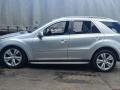подножка Mercedes-Benz M-Класс W164 [рестайлинг] 2008, 3.0 л., CDi, OM 642.940, дизель, АКПП, iridiumsilber / 775, внедорожник 5 дв., полный привод, правый руль, A1646901475, A1646900610, A1646901375, A1646900510 - фото №2