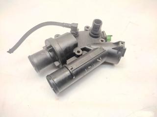 корпус термостата Peugeot 407 1 поколение 2007, 2.2 л., HDi, 4HT (DW12BTED4), дизель, 6МКПП, красный, универсал, передний привод, правый руль, 965718208