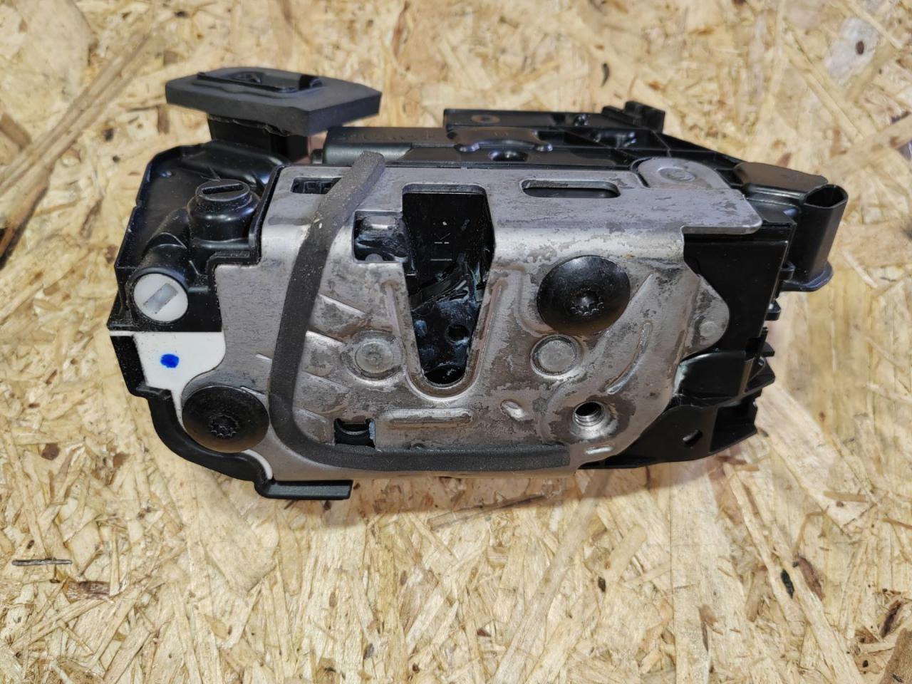 замок двери задней левой Volkswagen Tiguan 2 поколение 2018, 2.0 л., TFSI, 5K4839015AG - фото №1