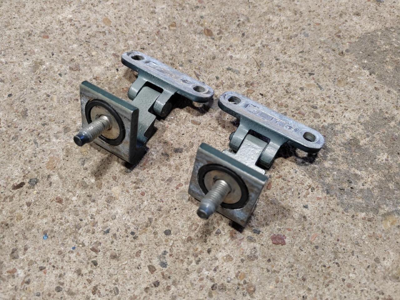 петля крышки багажника Volkswagen Tiguan 2 поколение 2018, 2.0 л., TFSI, 5G6827301A - фото №1