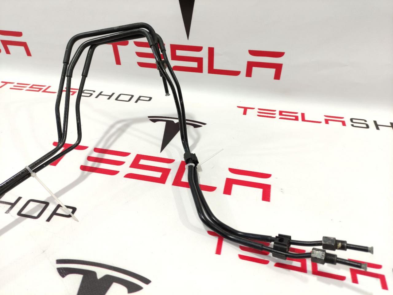 трубка тормозная Tesla Model X 1 поколение 2016, 1027712-00-E - фото №1