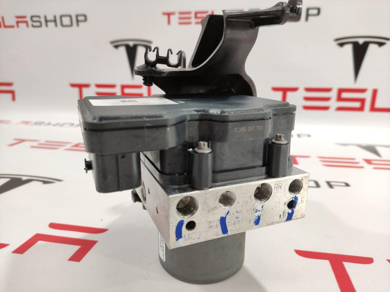 блок ABS Tesla Model 3 1 поколение 2019, 1044745-00-B, 1044746-00-A, 1103541-00-A - фото №1