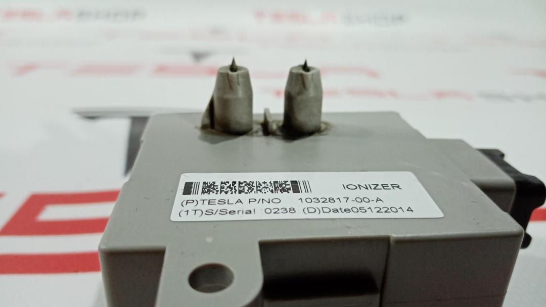 Датчик ионизатор воздуха Tesla Model S 1 поколение 2015, 1032817-00-A - фото №1