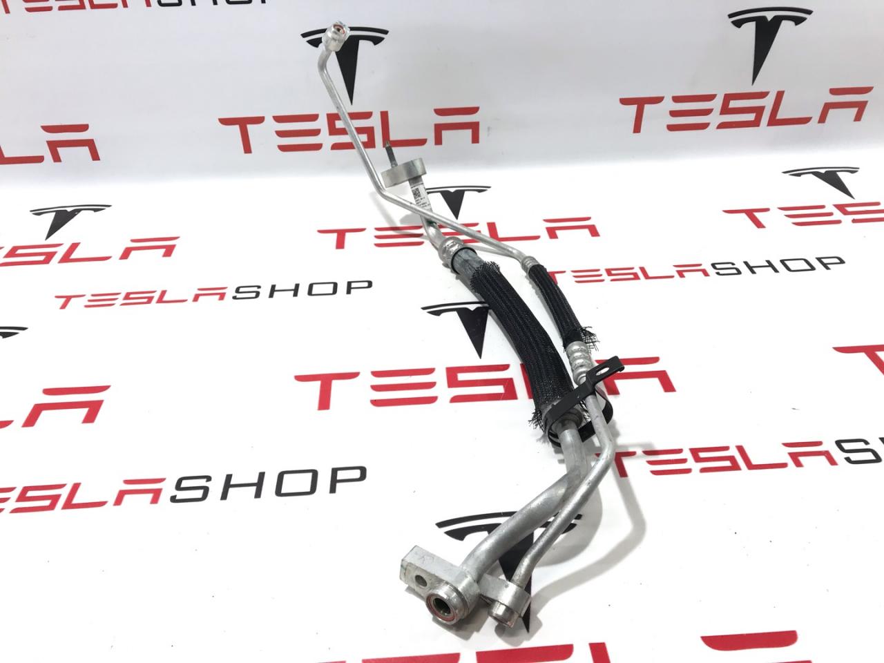 трубка кондиционера Tesla Model X 1 поколение 2017, 1037334-00-D - фото №1