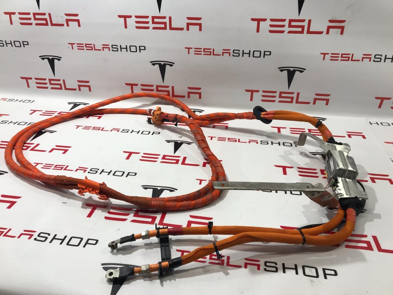 Корпус предохранителя проводки высоковольтной переднего мотора Tesla Model S 1 поколение 2015, 1050805-10-D, 1051843-00-A - фото №1