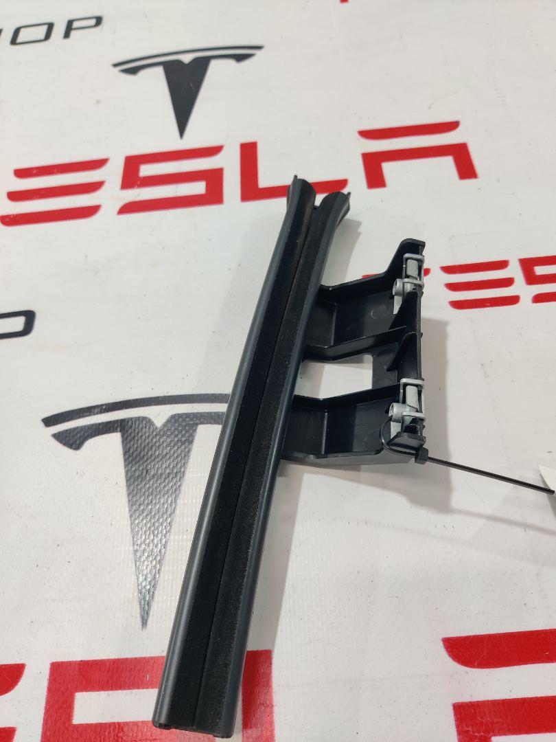 направляющая стеклоподъемника переднего Rivian R1T 1 поколение 2022, PT00042024, PT00015528 - фото №1