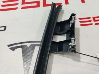 направляющая стеклоподъемника переднего Rivian R1T 1 поколение 2022, PT00042024, PT00015528