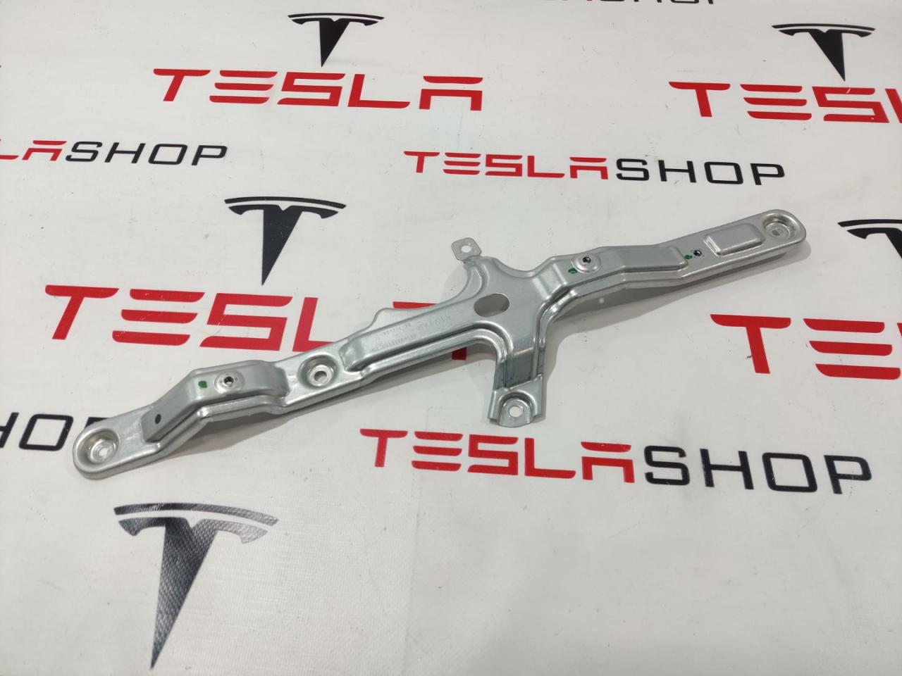 Кронштейн крепления обшивки двери Rivian R1T 1 поколение 2022, PT00033671D - фото №1