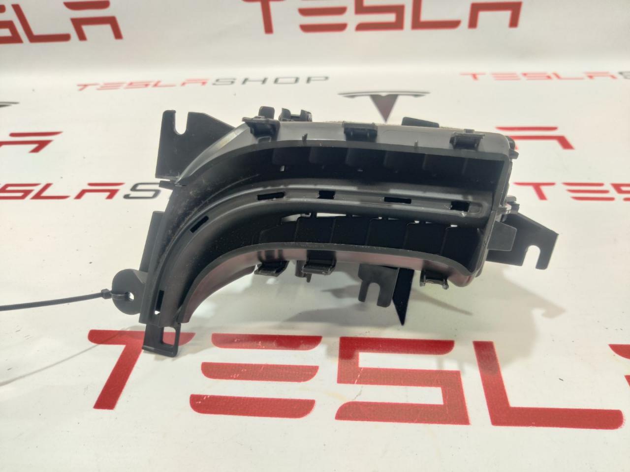 Воздуховод центральной панели (водительский) Rivian R1T 1 поколение 2022, PT00013537, 2652229B-6A - фото №1