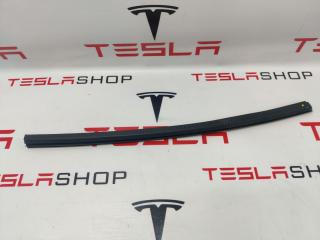 Уплотнитель стекла Rivian R1T 1 поколение 2022