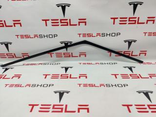 молдинг двери передней левой Rivian R1T 1 поколение 2022, PT00018089